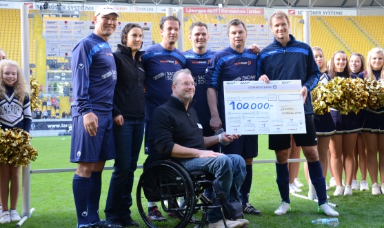 scheckubergabe_benefizspiel_2013_laureus_charity_match